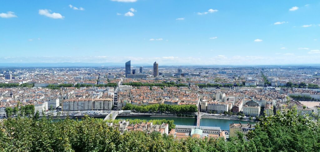 Vue en hauteur de la ville de Lyon, en France. Crédits Unsplash / Valentina Paurevic